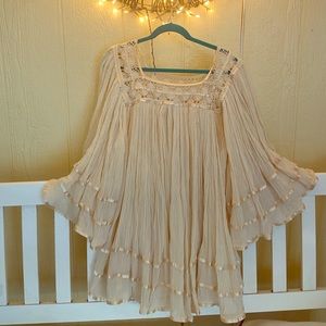 1X Gorgeous boho cream flowing lacy layered blouse